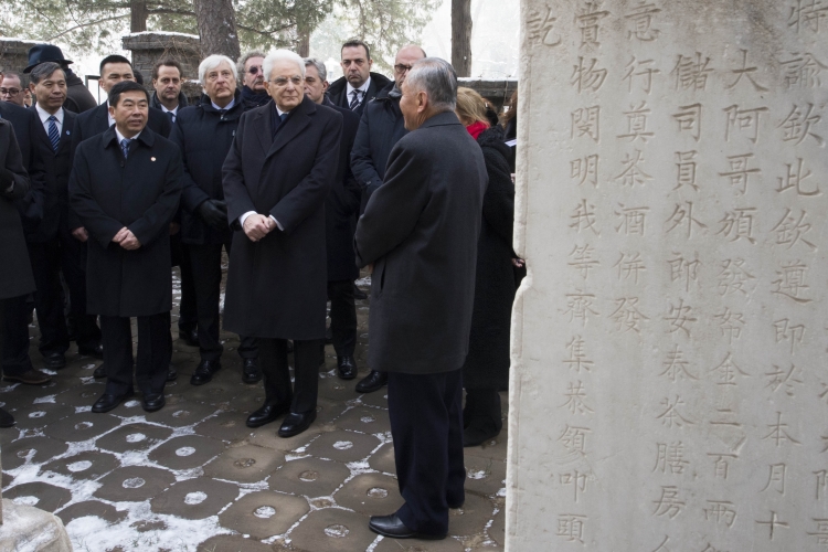 Il Pesidente Sergio Mattarella alla tomba di Matteo Ricci nel cimitero Zhalan