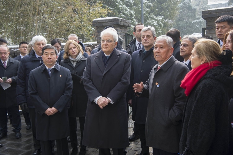 Il Pesidente Sergio Mattarella alla tomba di Matteo Ricci nel cimitero Zhalan