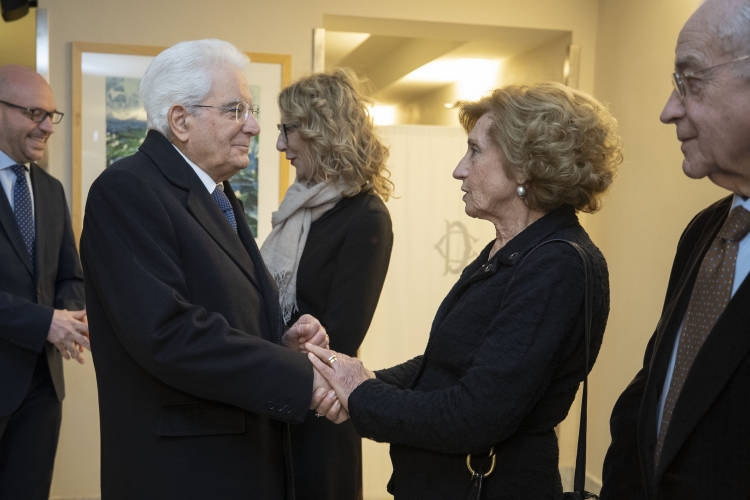Il Presidente della Repubblica Sergio Mattarella saluta la sig.ra Concettina De Silva, vedova di Gerardo Bianco, in occasione della cerimonia di commemorazione di Gerardo Bianco a Montecitorio