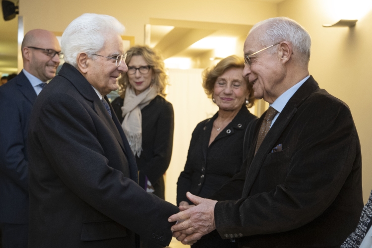 Il Presidente della Repubblica Sergio Mattarella saluta Lucio Bianco, fratello di Gerardo Bianco, in occasione della cerimonia di commemorazione di Gerardo Bianco a Montecitorio
