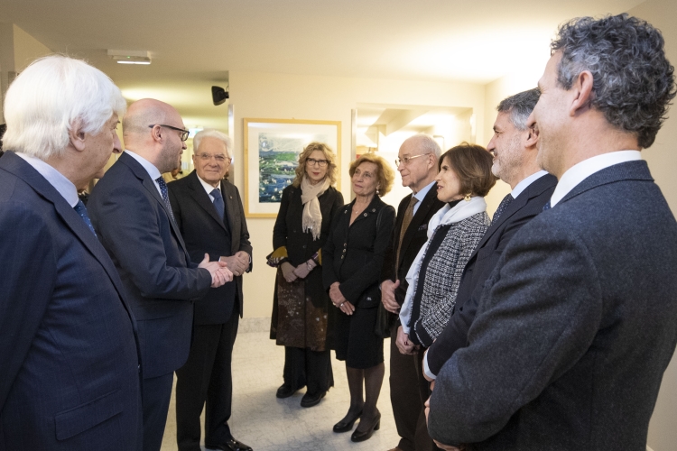 Il Presidente della Repubblica Sergio Mattarella con il Presidente della Camera dei Deputati Lorenzo Fontana si intrattiene con i familiari di Gerardo Bianco, in occasione della cerimonia di commemorazione di Gerardo Bianco a Montecitorio