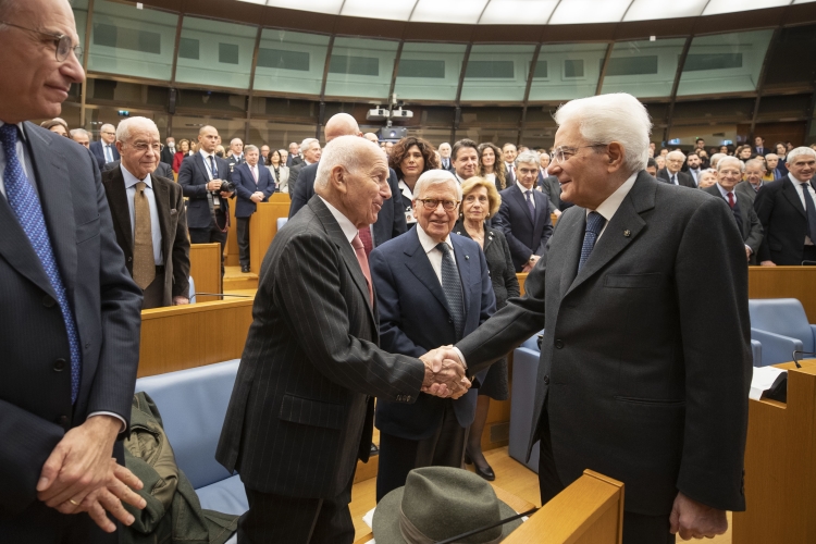 Il Presidente della Repubblica Sergio Mattarella saluta Fausto Bertinotti in occasione della cerimonia di commemorazione di Gerardo Bianco a Montecitorio 