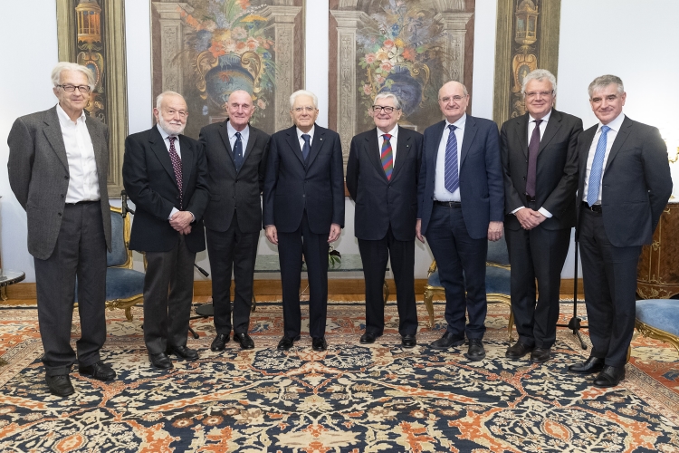 Il Presidente della Repubblica Sergio Mattarella con Luigi Roth, Presidente Fondazione Tettamanti e Vice Presidente Fondazione Monza e Brianza per il Bambino e la sua Mammae una delegazione della Fondazione dell’IRCCS Ospedale San Gerardo dei Tintori di Monza  
