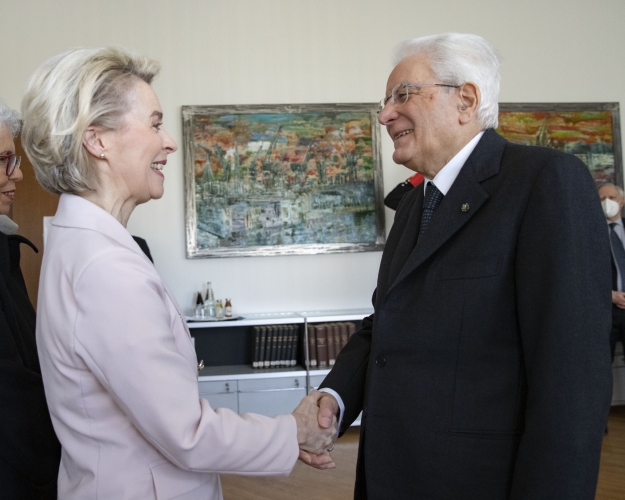 Il Presidente della Repubblica Sergio Mattarella saluta Ursula von der Leyen, Presidente della Commissione europea, in occasione dell'inaugurazione dell'anno Accademico Università degli studi di Palermo
