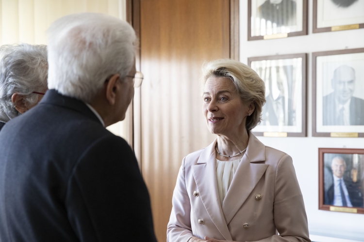 Il Presidente della Repubblica Sergio Mattarella saluta Ursula von der Leyen, Presidente della Commissione europea, in occasione dell'inaugurazione dell'anno Accademico Università degli studi di Palermo
