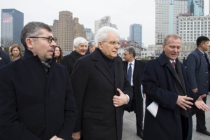 Il Presidente Sergio Mattarella con il Sottosegretario Ivan Scalfarotto lungo il Bund River di Shanghai