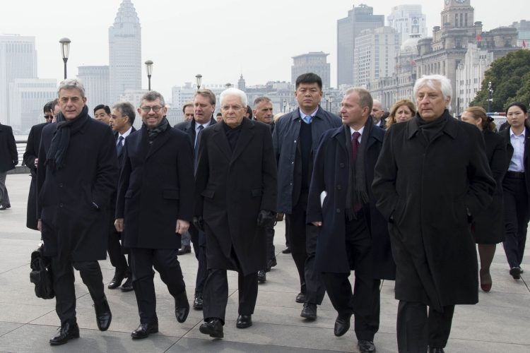 Il Presidente Sergio Mattarella con il Sottosegretario Ivan Scalfarotto lungo il Bund River di Shanghai