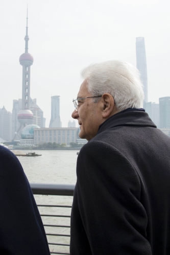 Il Presidente Sergio Mattarella con il Sottosegretario Ivan Scalfarotto lungo il Bund River di Shanghai