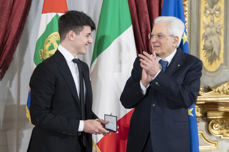 Il Presidente Sergio Mattarella consegna l'Attestato d’Onore a Mario Amatuzio Alfiere della Repubblica
