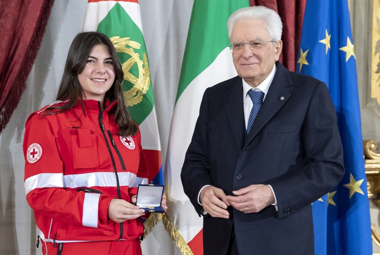 Il Presidente Sergio Mattarella consegna l'Attestato d’Onore a Viola Bandinu di Alfiere della Repubblica