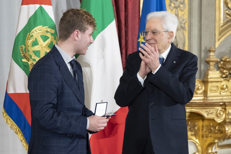 Il Presidente Sergio Mattarella consegna l'Attestato d’Onore a Alessandro Cuomo di Alfiere della Repubblica
