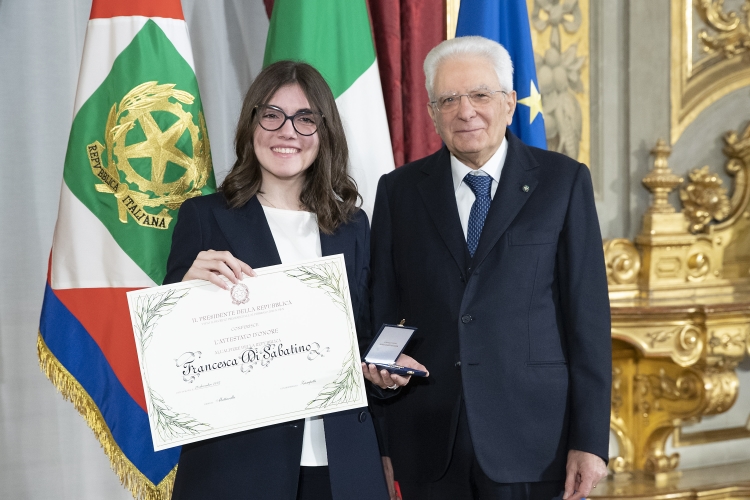 Il Presidente Sergio Mattarella consegna l'Attestato d’Onore a Francesca Di Sabatino Alfiere della Repubblica
