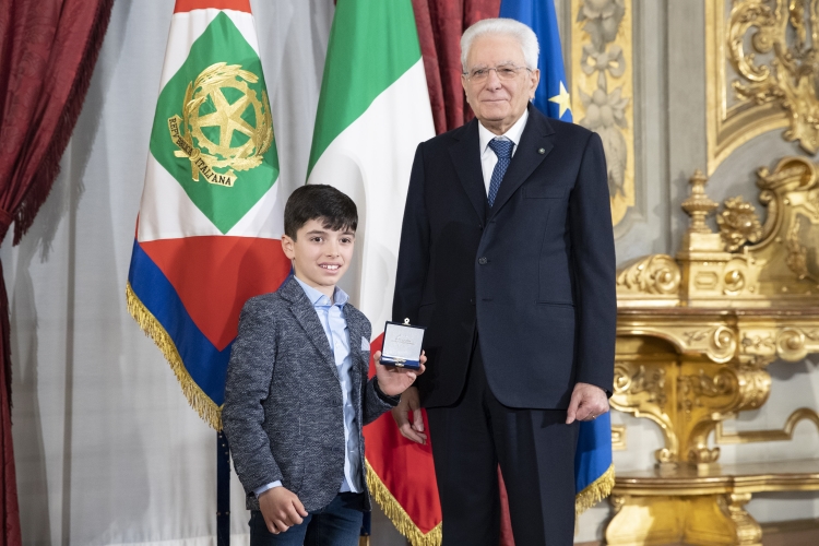 Il Presidente Sergio Mattarella consegna l'Attestato d’Onore a William D’Alascio di Alfiere della Repubblica
