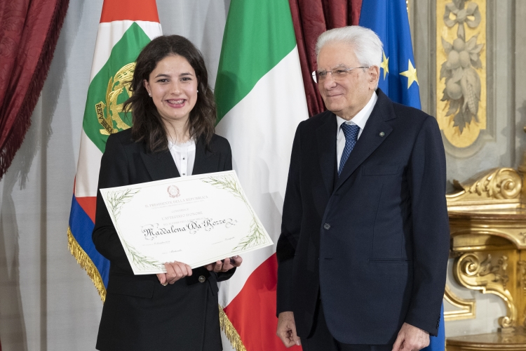 Il Presidente Sergio Mattarella consegna l'Attestato d’Onore a Maddalena Da Rozze Alfiere della Repubblica

