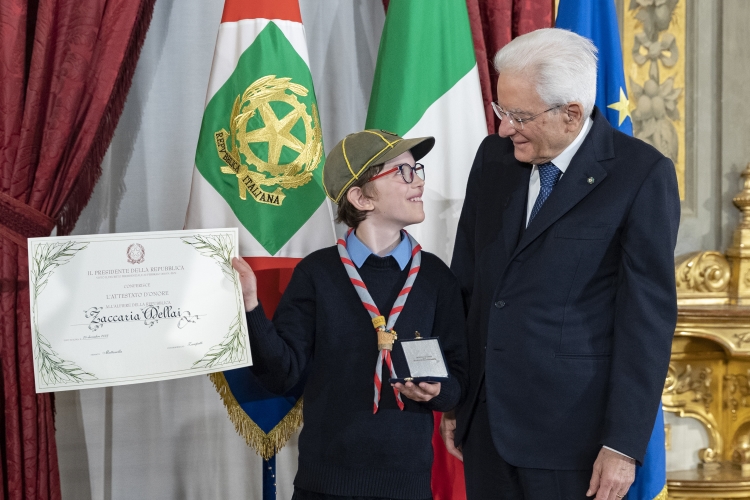 Il Presidente Sergio Mattarella consegna l'Attestato d’Onore a Zaccaria Dellai Alfiere della Repubblica
