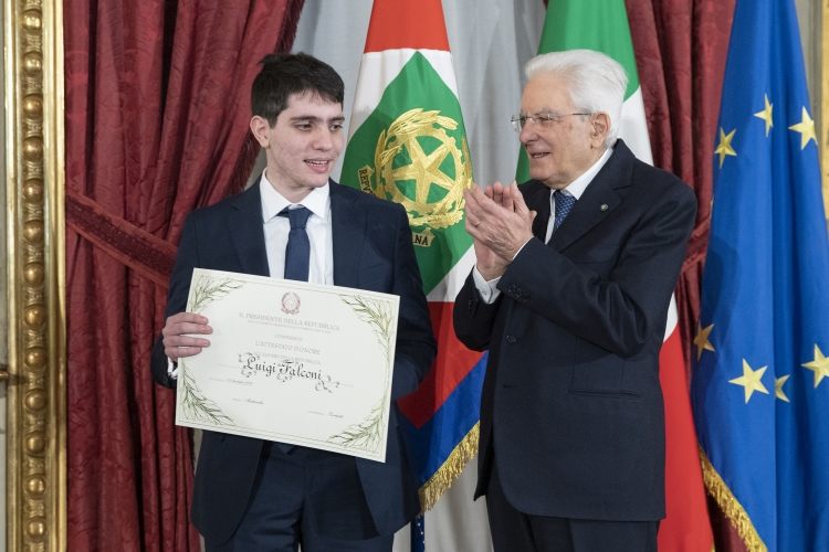 Il Presidente Sergio Mattarella consegna l'Attestato d’Onore a Luigi Falconi Alfiere della Repubblica
