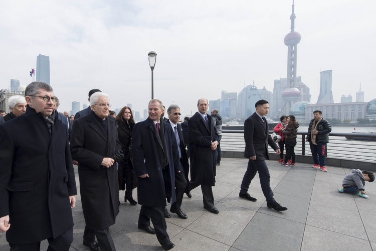 Il Presidente Sergio Mattarella con il Sottosegretario Ivan Scalfarotto lungo il Bund River di Shanghai