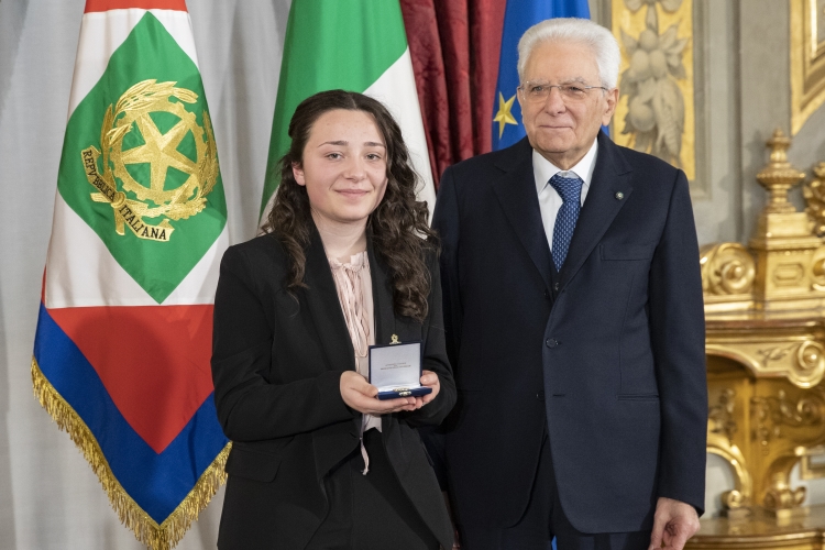 Il Presidente Sergio Mattarella consegna l'Attestato d’Onore a Maria Grazia Fragale Alfiere della Repubblica
