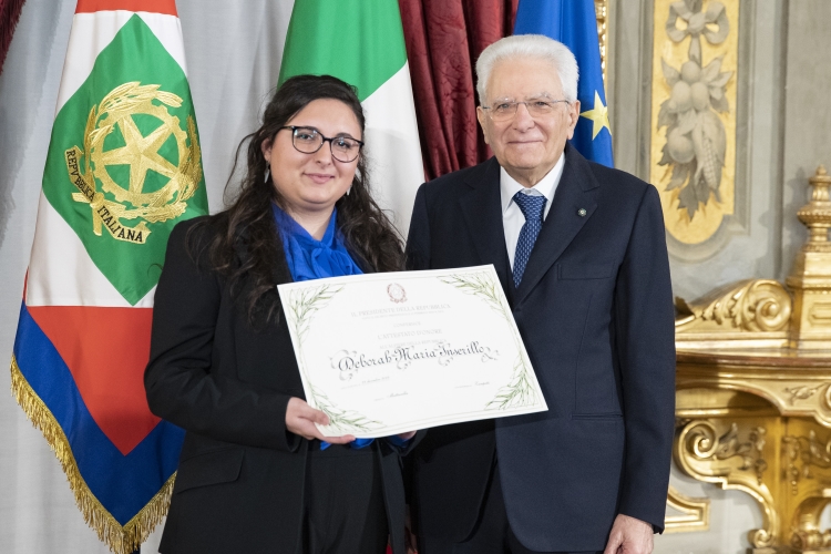 Il Presidente Sergio Mattarella consegna l'Attestato d’Onore a Deborah Maria Inserillo di Alfiere della Repubblica
