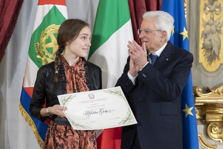 Il Presidente Sergio Mattarella consegna l'Attestato d’Onore a Diletta Lago di Alfiere della Repubblica
