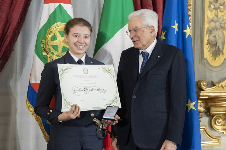 Il Presidente Sergio Mattarella consegna l'Attestato d’Onore a Giulia Martinello di Alfiere della Repubblica
