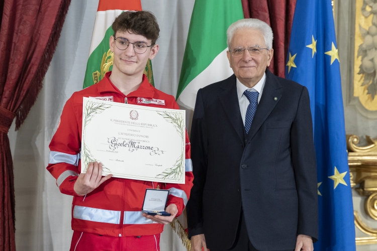 Il Presidente Sergio Mattarella consegna l'Attestato d’Onore a Gioele Mazzone di Alfiere della Repubblica
