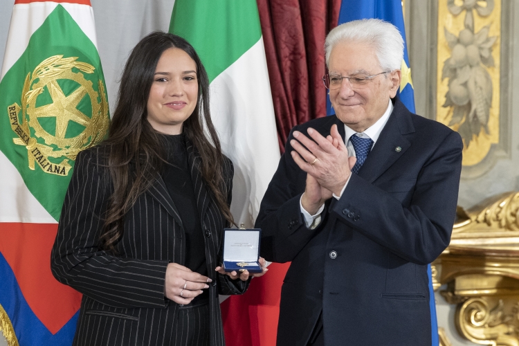 Il Presidente Sergio Mattarella consegna l'Attestato d’Onore a Elisaveta Petronela Merfu di Alfiere della Repubblica
