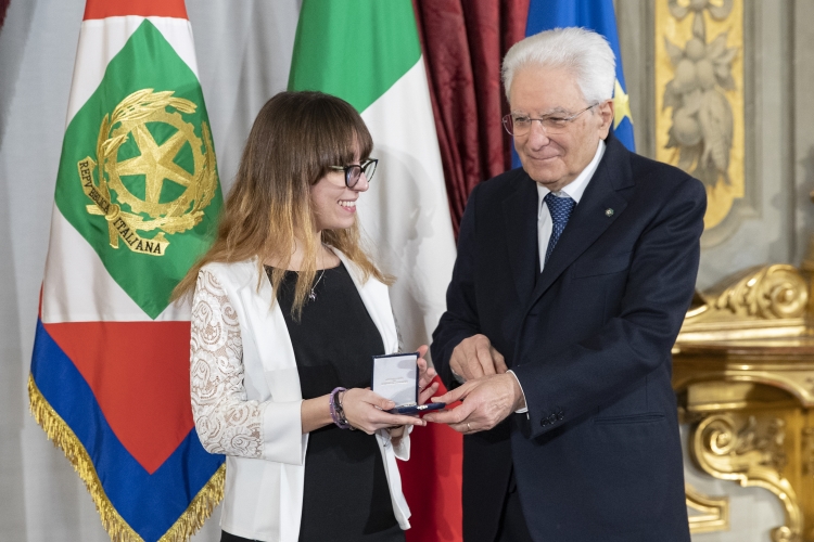 Il Presidente Sergio Mattarella consegna l'Attestato d’Onore a Beatrice Papei Allori di Alfiere della Repubblica
