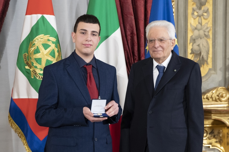 Il Presidente Sergio Mattarella consegna l'Attestato d’Onore a Andrea Premoli di Alfiere della Repubblica
