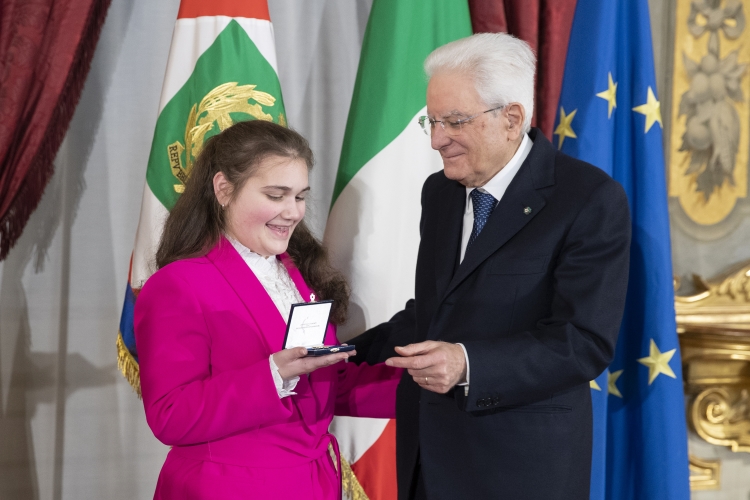 Il Presidente Sergio Mattarella consegna l'Attestato d’Onore a Josephine Riccio di Alfiere della Repubblica
