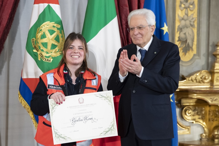 Il Presidente Sergio Mattarella consegna l'Attestato d’Onore a Giulia Rossi di Alfiere della Repubblica

