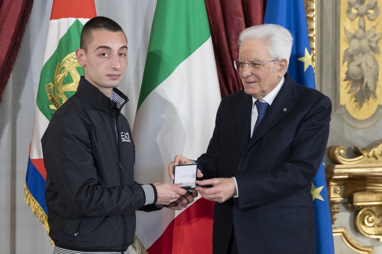 Il Presidente Sergio Mattarella consegna l'Attestato d’Onore a Simone Rovere Meloni di Alfiere della Repubblica
