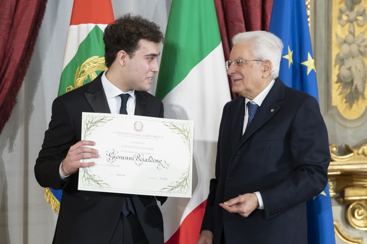 Il Presidente Sergio Mattarella consegna l'Attestato d’Onore a Giovanni Scialdone di Alfiere della Repubblica
