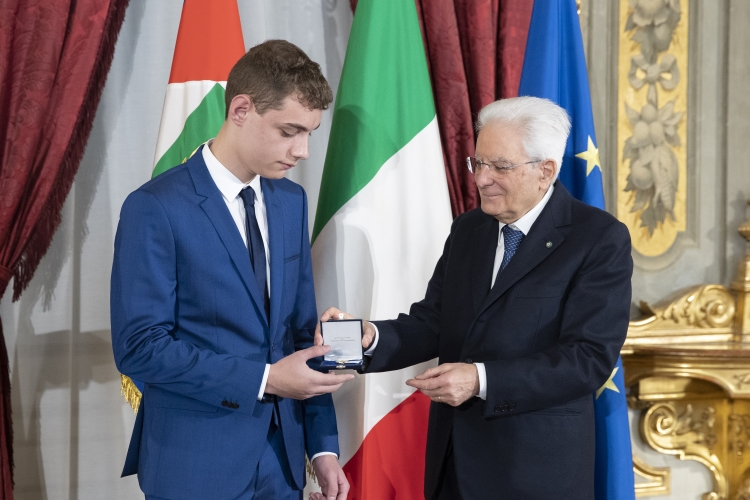 Il Presidente Sergio Mattarella consegna l'Attestato d’Onore a Francesco Spataro di Alfiere della Repubblica
