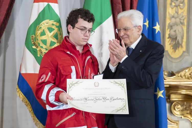 Il Presidente Sergio Mattarella consegna l'Attestato d’Onore a Riccardo Maria Jules Van Lysebetten di Alfiere della Repubblica
