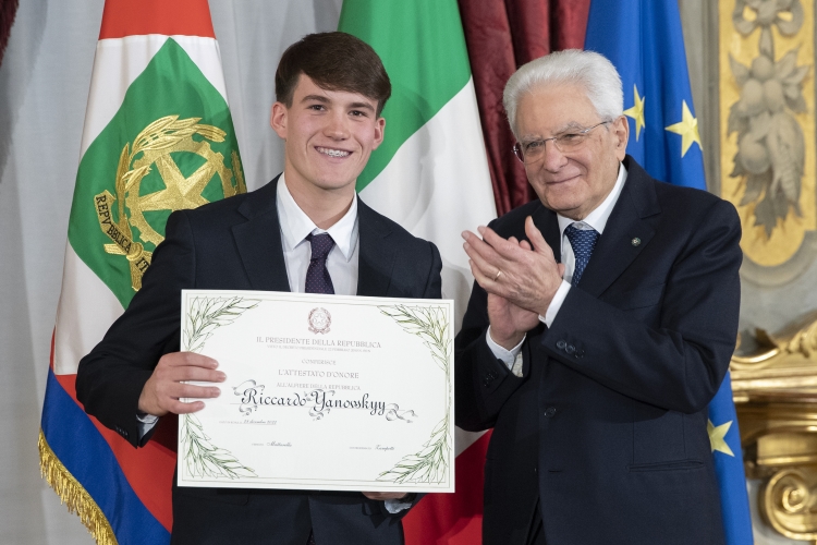 Il Presidente Sergio Mattarella consegna l'Attestato d’Onore a Riccardo Yanovskyy di Alfiere della Repubblica
