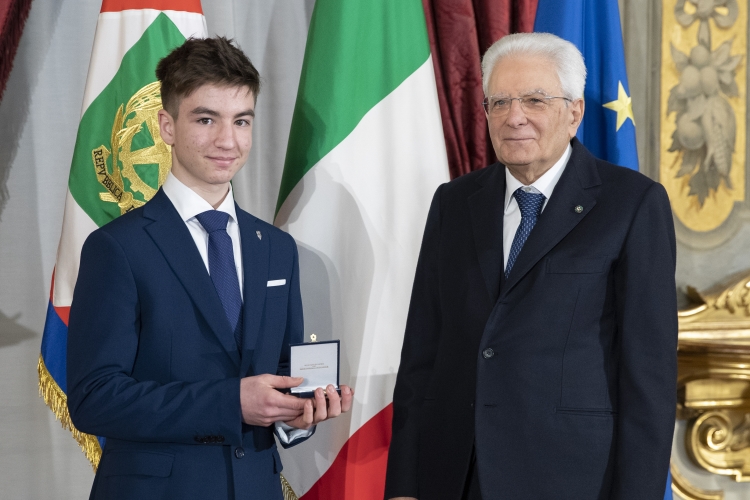 Il Presidente Sergio Mattarella consegna l'Attestato d’Onore a Tommaso Zotti di Alfiere della Repubblica
