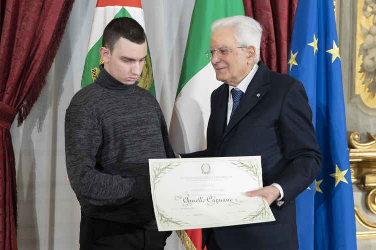 Il Presidente Sergio Mattarella consegna l'Attestato d’Onore a Aniello Capuano di Alfiere della Repubblica
