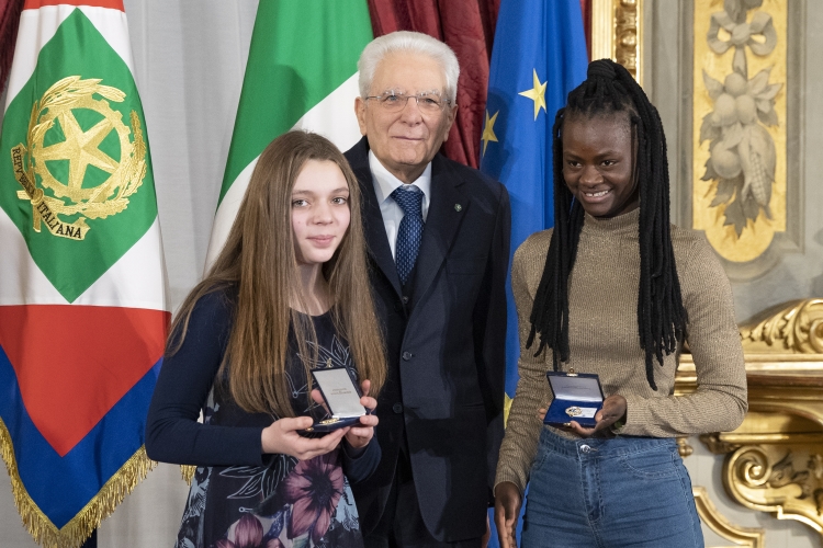 Il Presidente Sergio Mattarella consegna l'Attestato d’Onore Anna Assunta Lombardi e Sokona Souare di Alfiere della Repubblica

