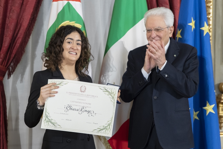 Il Presidente Sergio Mattarella consegna l'Attestato d’Onore a Chiara Longo di Alfiere della Repubblica
