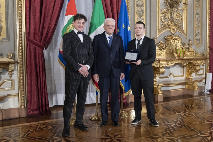 Il Presidente Sergio Mattarella consegna una Targa ai Belfortissimi in cammino 
