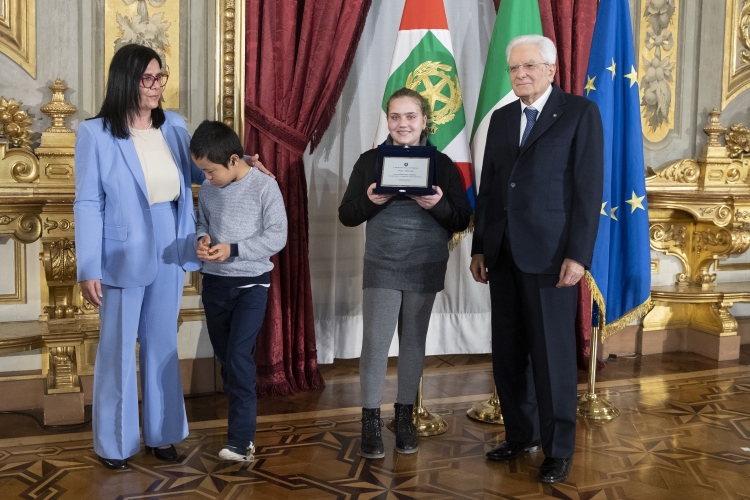 Il Presidente Sergio Mattarella consegna una Targa agli studenti della quinta A della scuola primaria “A. Monchiero” di Pocapaglia
