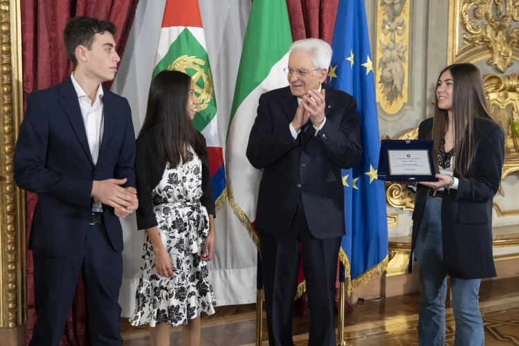 Il Presidente Sergio Mattarella consegna una Targa a Paula Kalauz, Diana Enea, Edoardo Dominijanni
