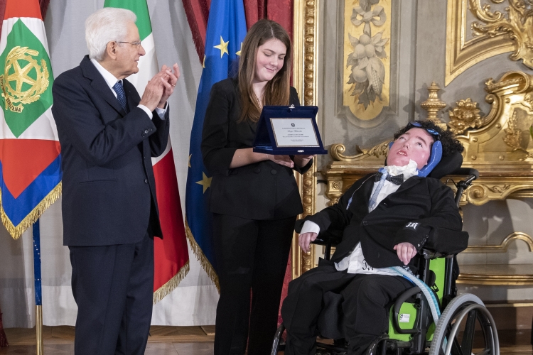 Il Presidente Sergio Mattarella consegna una Targa a Igor Nito e la sua classe - terza F dell’Istituto Comprensivo Statale "Elisa Springer" di Surbo
