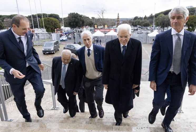 Roma - Il Presidente della Repubblica Sergio Mattarella con Andrea Abodi, Ministro per lo Sport e i Giovani,  Giovanni Malagò, Presidente del Comitato Olimpico Nazionale Italiano, Giuseppe Manfredi, Presidente della Federazione Italiana Pallavolo, e Massimo Righi, Presidente della Lega Pallavolo Serie A Maschile in occasione dell'Intervento alla finale della Coppa Italia di pallavolo maschile Serie A1