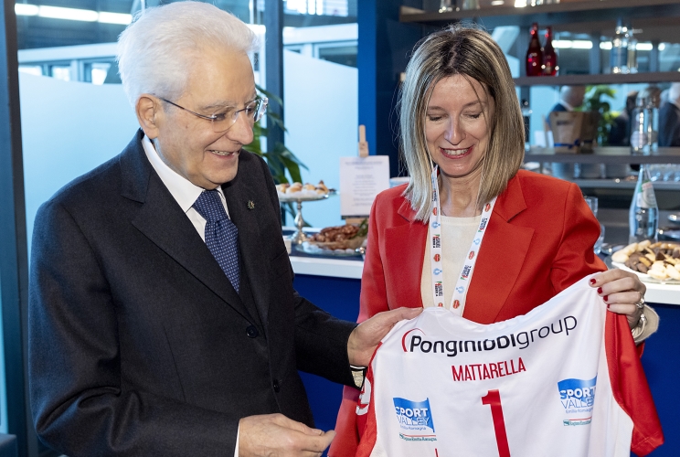 Roma - Il Presidente della Repubblica Sergio Mattarella riceve la maglia della squadra di Pallavolo del Piacenza