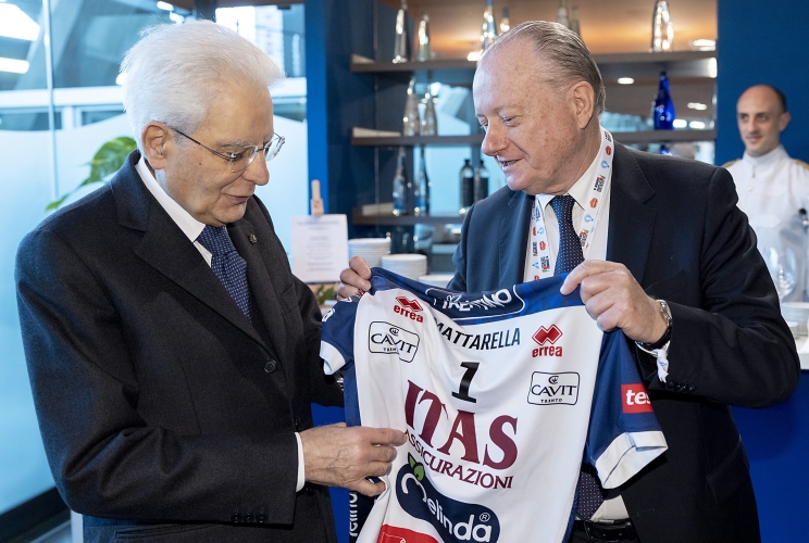Roma - Il Presidente della Repubblica Sergio Mattarella riceve la maglia della squadra di Pallavolo del Trentino volley