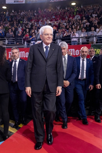 Il Presidente Sergio Mattarella al suo ingresso sul campo di gioco per la premiazione della squadra vincitrice della Coppa Italia di Pallavolo Maschile Serie A1