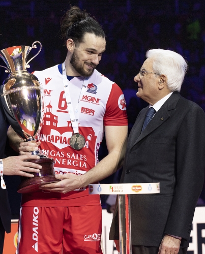  Il Presidente Sergio Mattarella in occasione della premiazione della squadra di Piacenza, vincitrice della Coppa Italia di pallavolo maschile seri A1