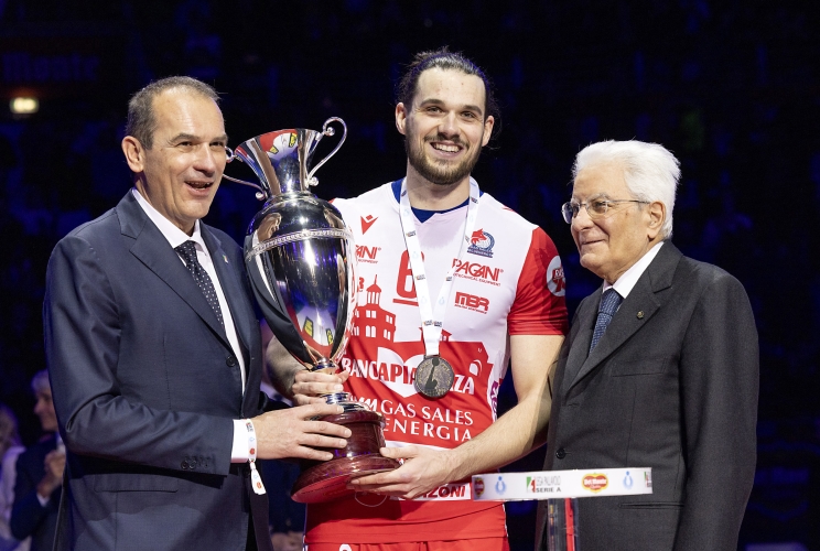  Il Presidente Sergio Mattarella in occasione della premiazione della squadra di Piacenza, vincitrice della Coppa Italia di pallavolo maschile seri A1
